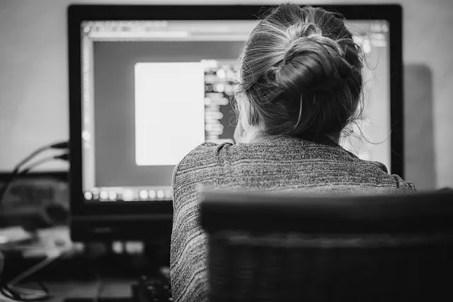 Cómo los algoritmos afectan la búsqueda de información actualizada
